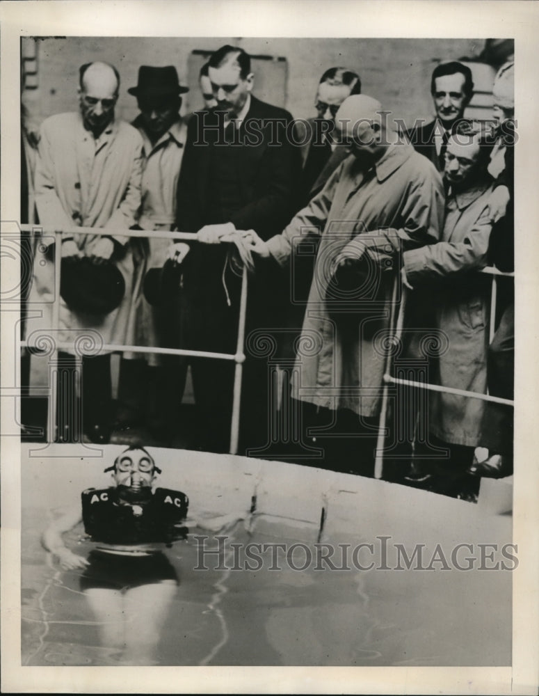 1939 Press Photo British MPS see demonstration of Davis Lung - Historic Images