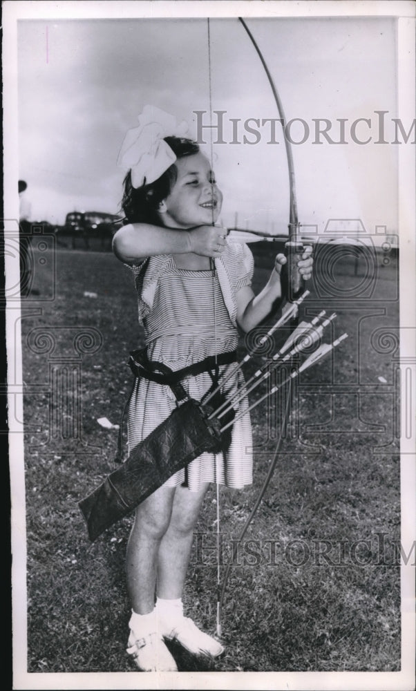 1954 Press Photo Southsea England Vivian Culhane at archery - Historic Images