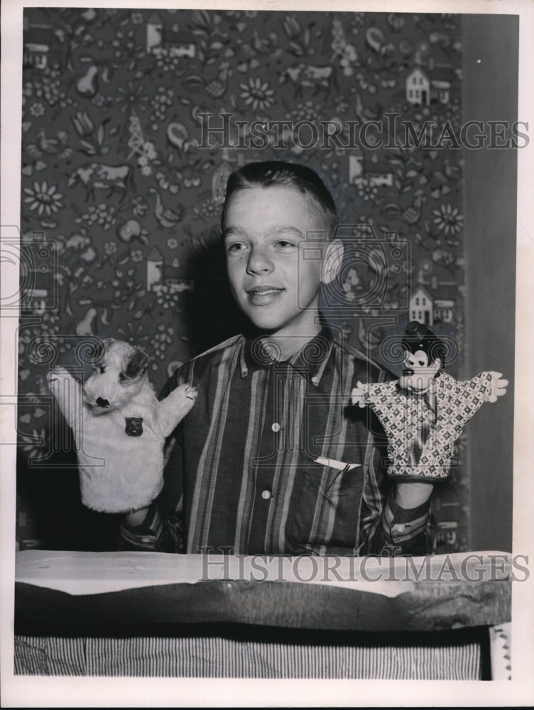 1953 Press Photo Edward Hayman age 13 with hand puppets - Historic Images