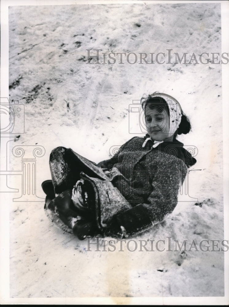 1962 Press Photo Barbara Venable sledding at Lakeview Terrace in Ohio - Historic Images