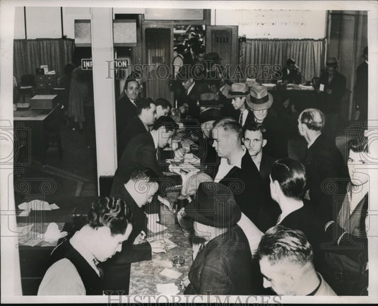1938 Press Photo Chance at the California Unemployment Insurance Headquarters - Historic Images