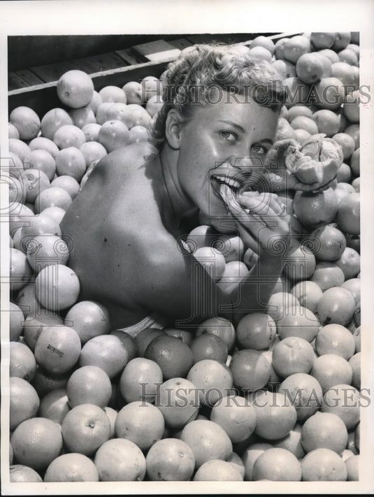 1956 Press Photo Carolyn Hitchcock, Los Angeles County Fair Princess in Oranges - Historic Images