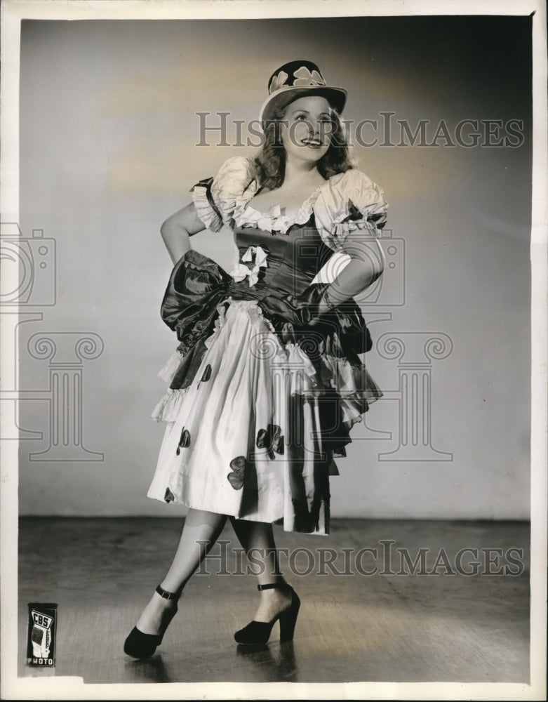 1945 Press Photo Jessica Dragoneete Sings on Saturday Night Serenade - Historic Images