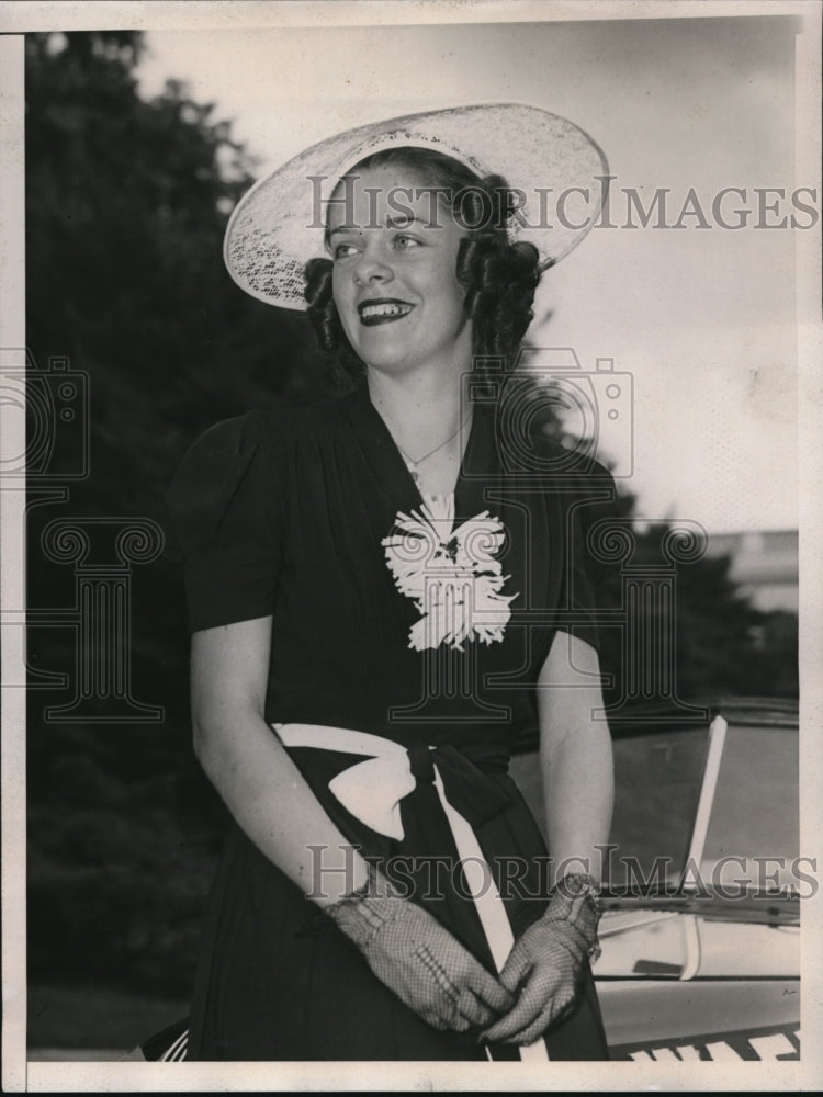 1938 Dorothy Parker, Miss Washington Visits the White House - Historic Images