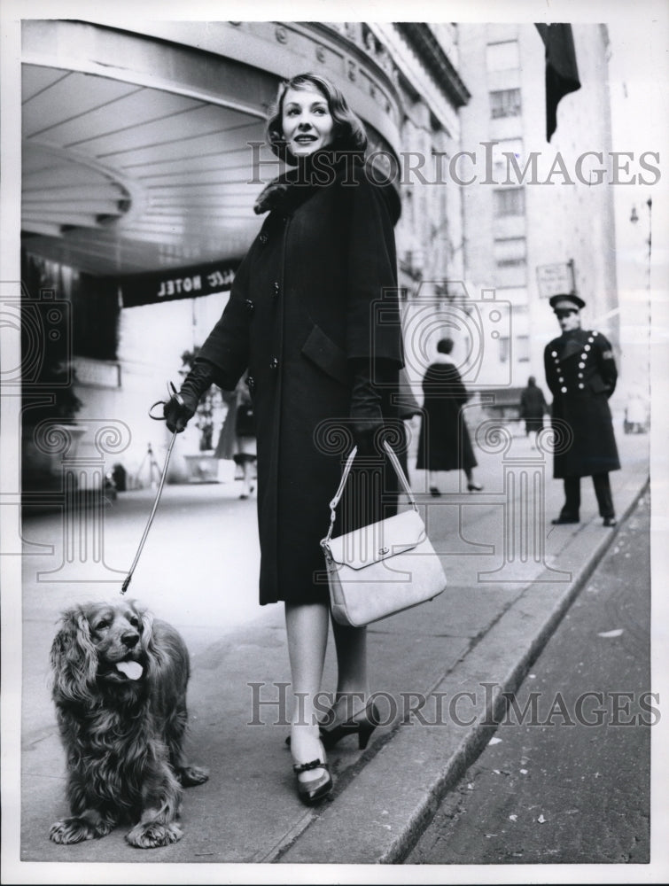 1960 Press Photo Woman out for a walk with her dog - Historic Images