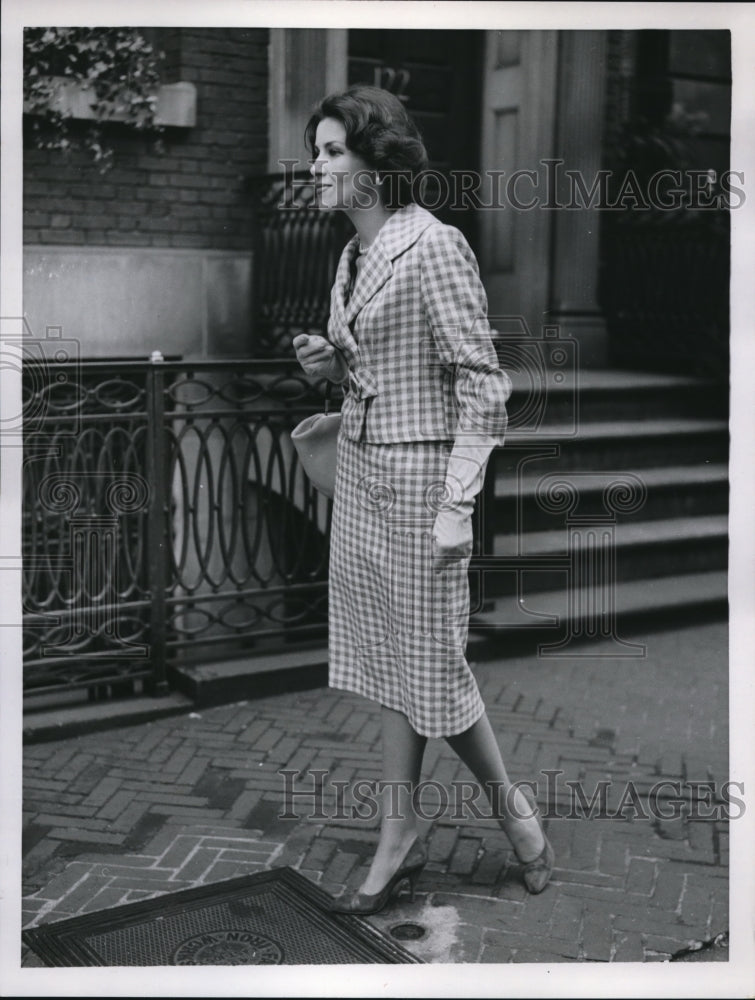 1959 Press Photo Walking is the best exercise - Historic Images