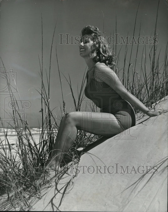 1961 Press Photo Vivian Byers of Harlingen Texas at Rio Grand beach - Historic Images