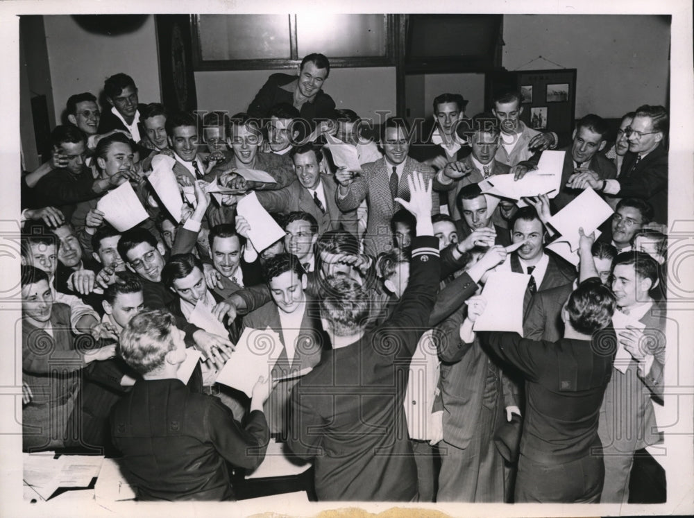 1945 Press Photo U S Maitime Service Chicago office overrun with recruits - Historic Images