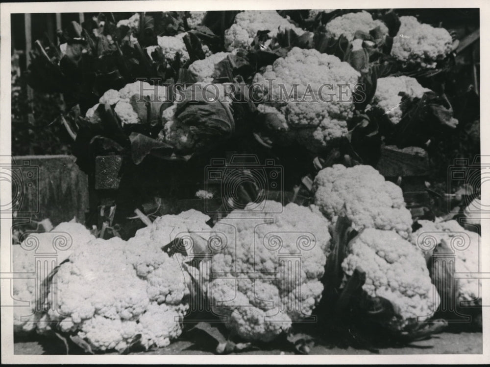 1957 Press Photo Cauliflower on display at a market - Historic Images