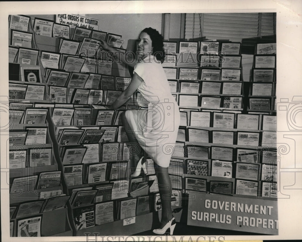 1947 Press Photo San Francisco Merilyn Purcell WAA steno &amp; govt pamphlets - Historic Images