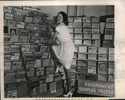 1947 Press Photo San Francisco Merilyn Purcell WAA steno & govt pamphlets - Historic Images