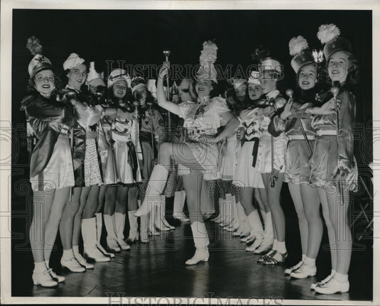 1939 Press Photo Chicago Audrey Corley & baton twirlers at Amer Legion conv. - Historic Images