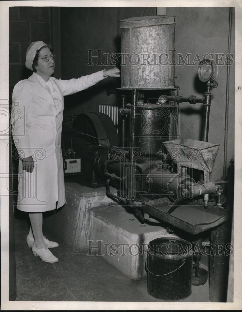 1944 Press Photo Mrs Gertrude Fife at Lakeside Hospital - Historic Images