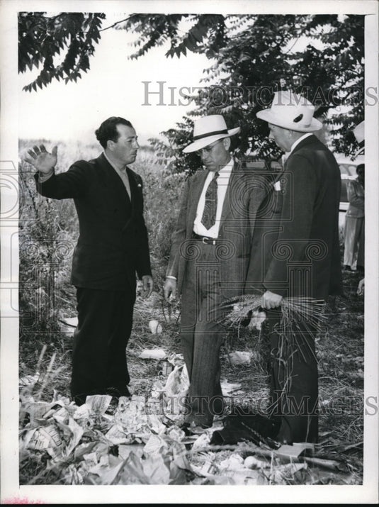 1943 Press Photo La Calif Paul Begley & police at scene of wife's murder - Historic Images