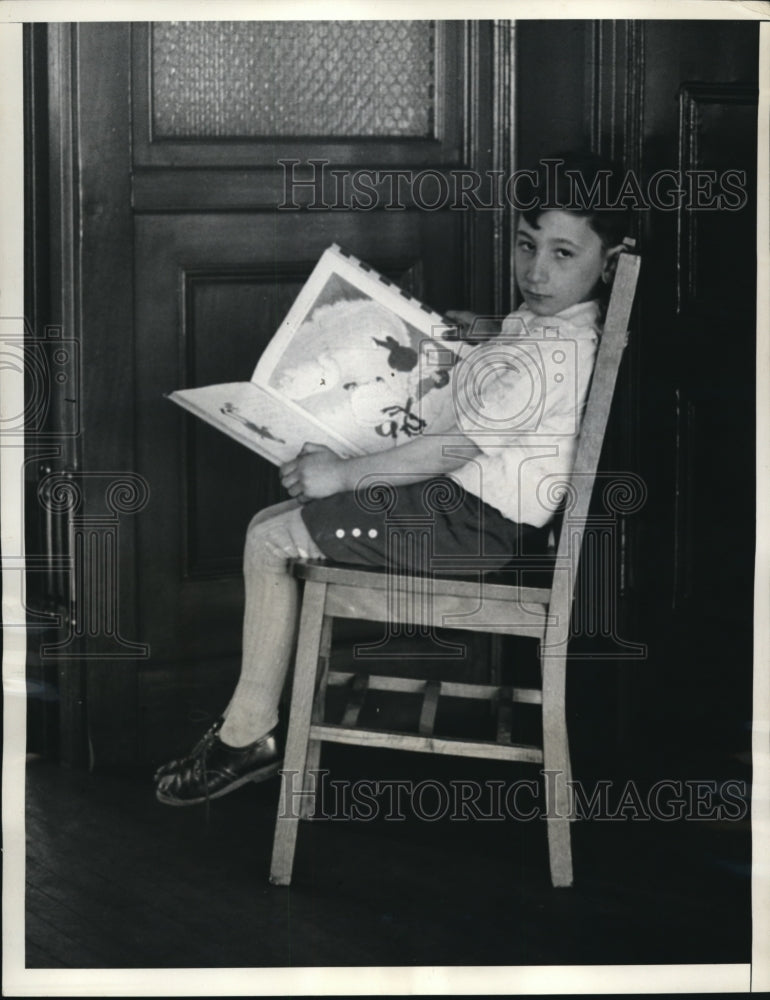 1934 Press Photo Harry Kolombratos age 7 at Ira Allen school in Mass - Historic Images