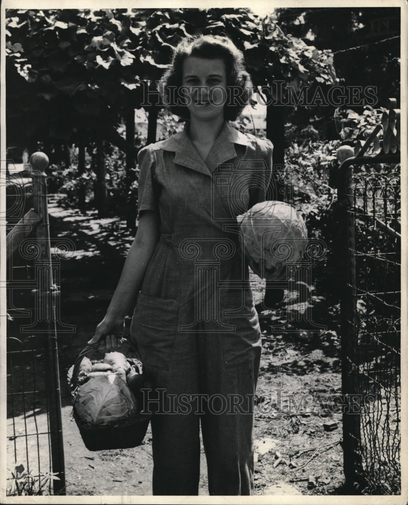 1943 Press Photo Jane Dudderar with cabbage &amp; vegetables she grew in MD - Historic Images