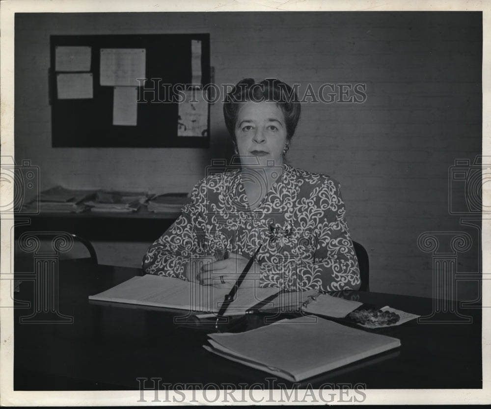 1944 Press Photo Mrs Grace Saitz wife of Norfolk base Cmdr - Historic Images