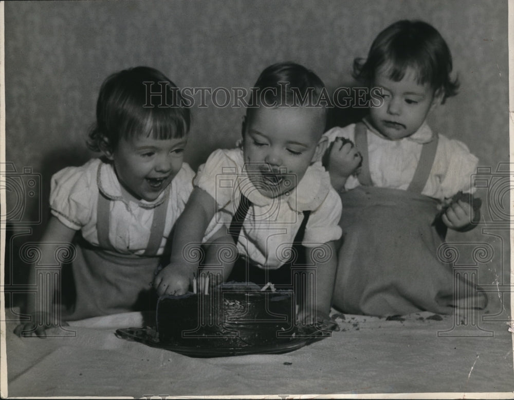 1943 Press Photo Diane Denis &amp; Dean Bowney, triplets with birthday cake - Historic Images