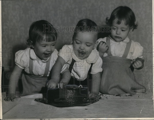 1943 Press Photo Diane Denis & Dean Bowney, triplets with birthday cake - Historic Images