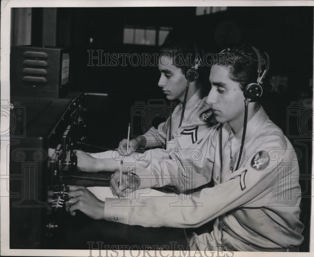 1943 Press Photo Twins Harvey &amp; Robert F Jacobs at Army Air Force Radio School- Historic Images