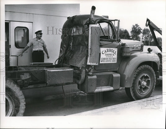1962 Press Photo tractor of steel rig after hit by Greyhound bus on Ohio Pike - Historic Images