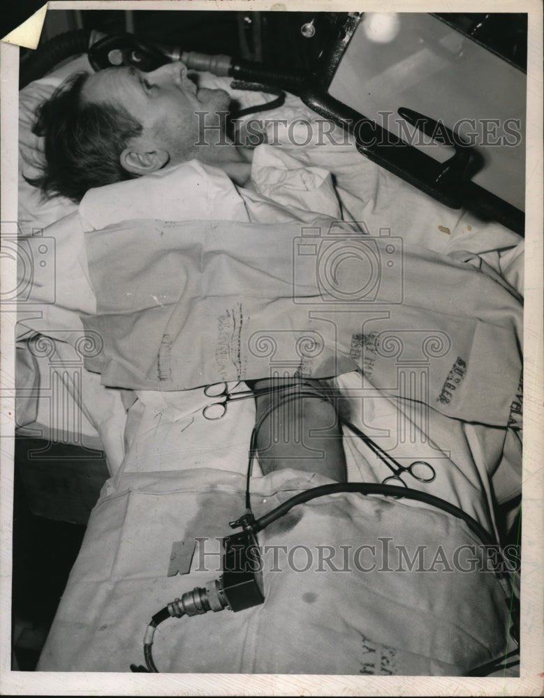 1949 Press Photo Victim of Asthma gets heart check at cely Hospital - Historic Images