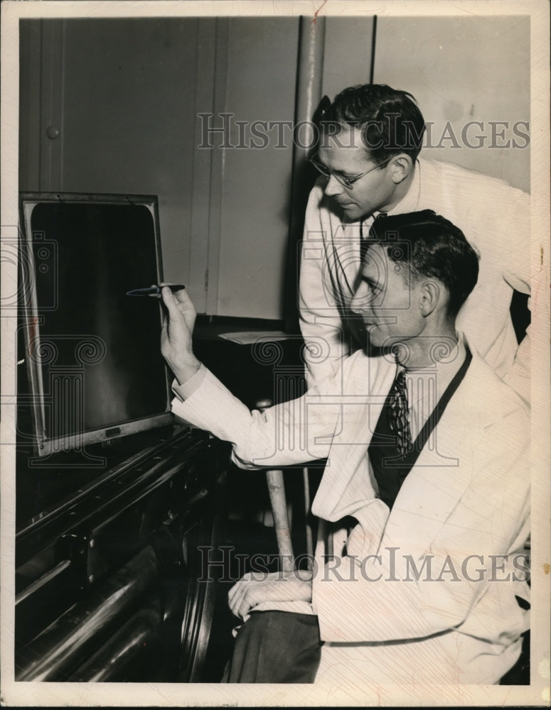 1950 Press Photo Dr. C.C Dundon x-ray experts at Lakeside Hospital - Historic Images