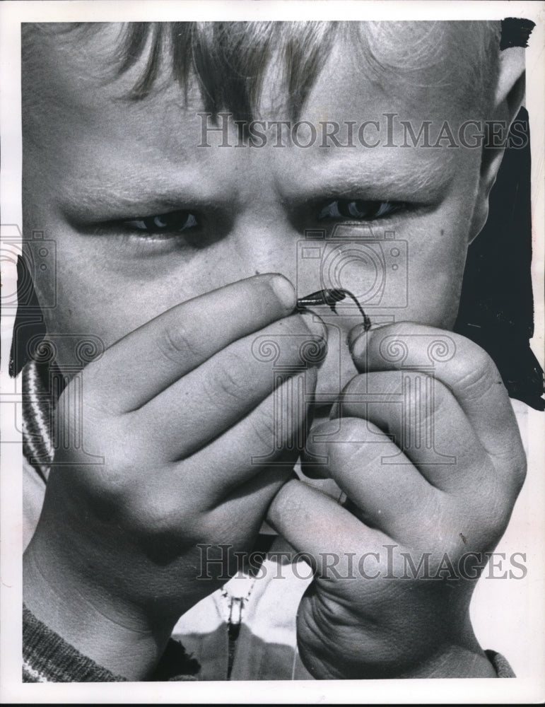 1967 Press Photo Jurgen Bernhardt concentrates on getting a worm on his hook - Historic Images