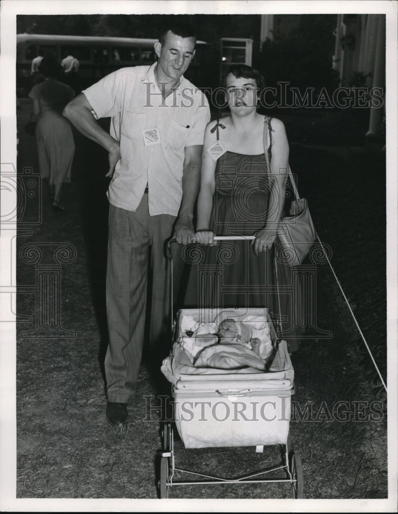 1954 Press Photo Youngest galleryite at Carling&#39;s opening - Historic Images