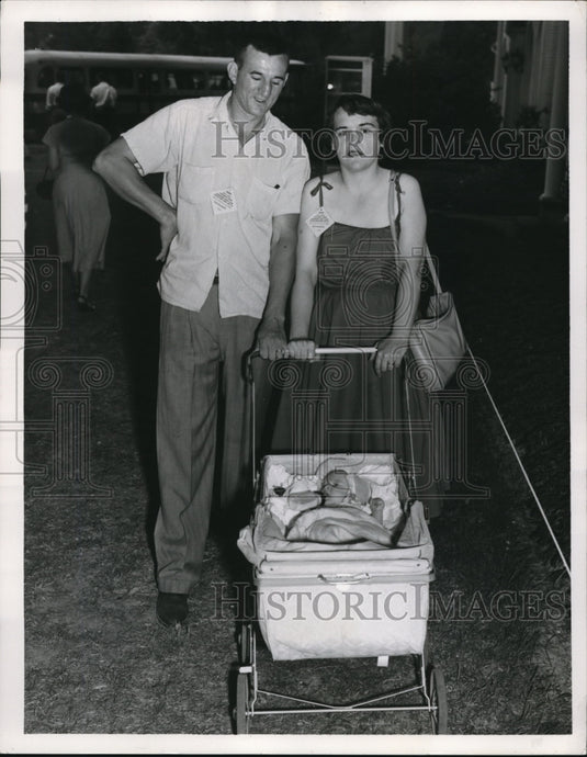 1954 Press Photo Youngest galleryite at Carling's opening - Historic Images