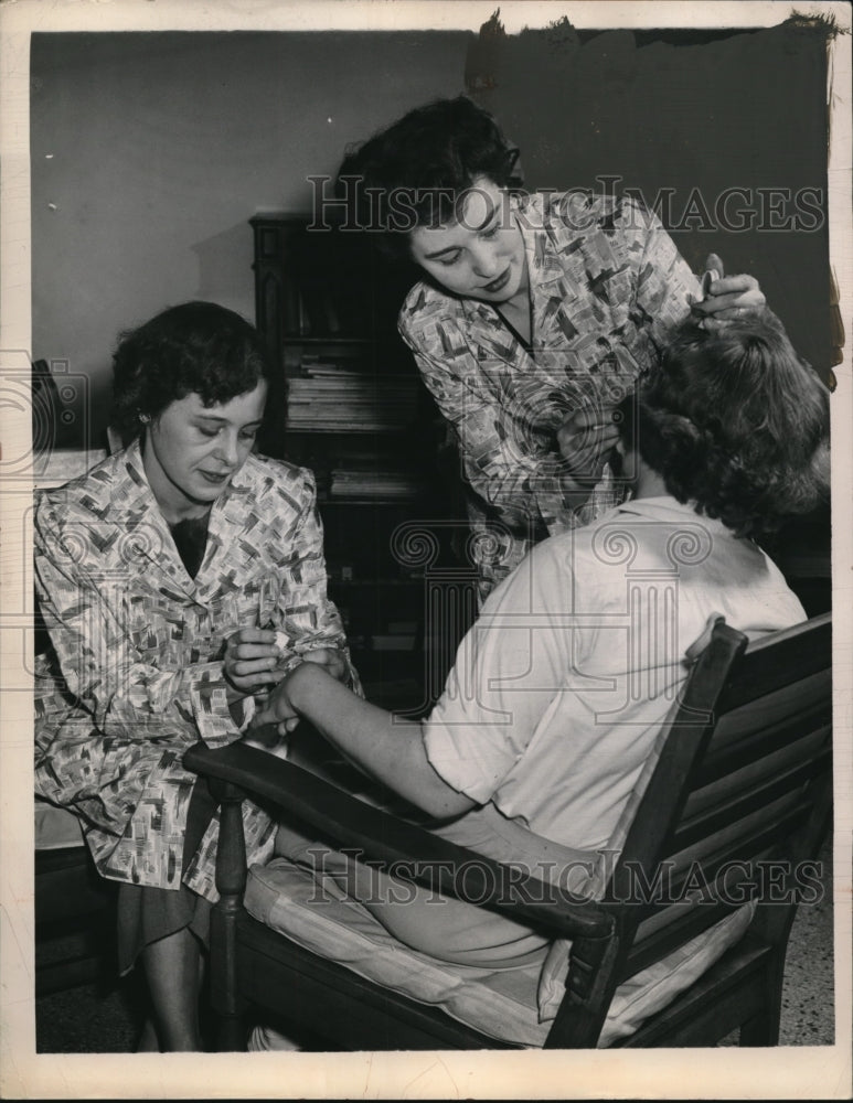 1949 Press Photo Mrs Robert Kraber and Mrs Donald Burke doing makeovers-Historic Images