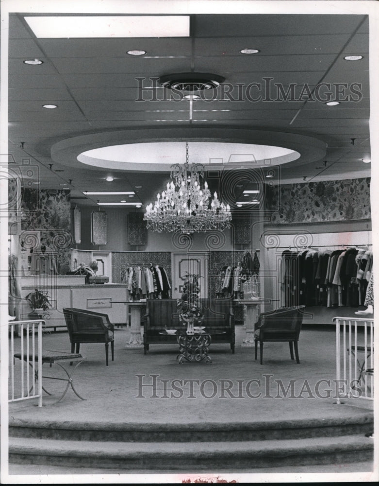 1967 Press Photo Peggy Fishers in Richmond Mall - Historic Images