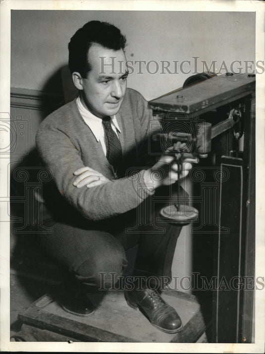 1935 Press Photo David Lamson Weighing In - Historic Images