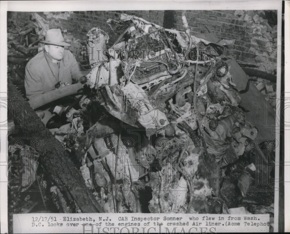 1951 Press Photo CAB Inspector Sonner looks on the engine of crashed Air Liner - Historic Images