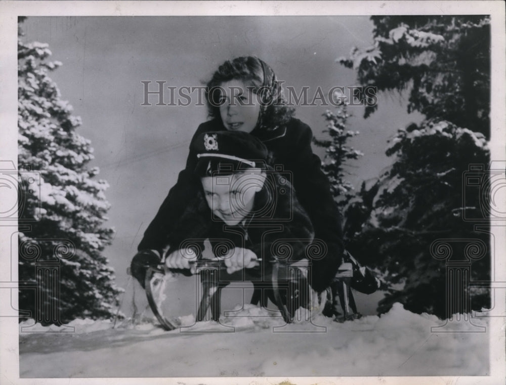 1943 Press Photo Buddy and Bubbles Kane in Denvers City Park take a sled ride - Historic Images