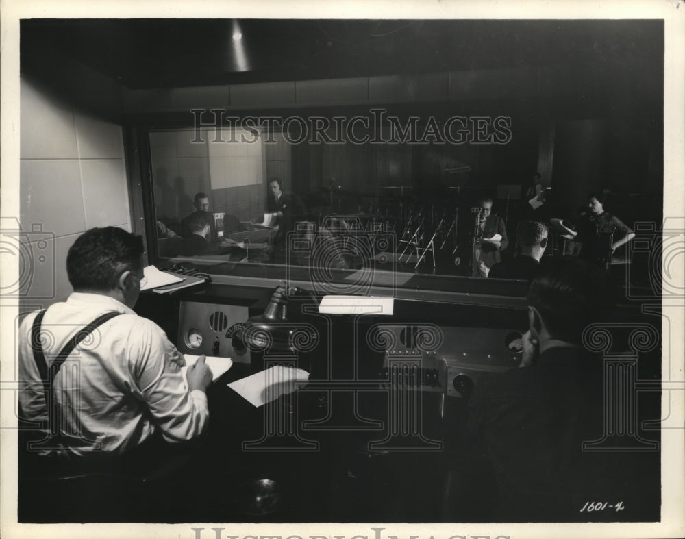 1936 Press Photo Columbia actors seen thru glass from control room - Historic Images