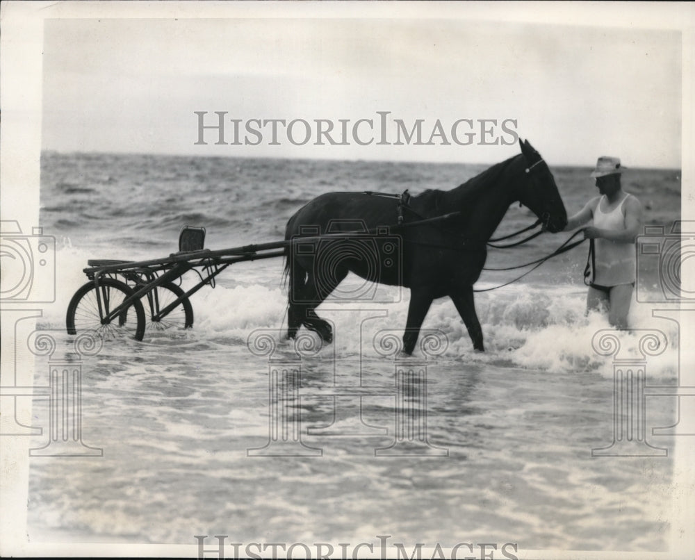 1945 Press Photo Sorantonian takes salt water cure - Historic Images