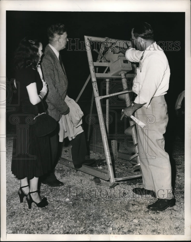 1948 Press Photo Cook County Fair Chicago L Shaw demos a posthole digger - Historic Images