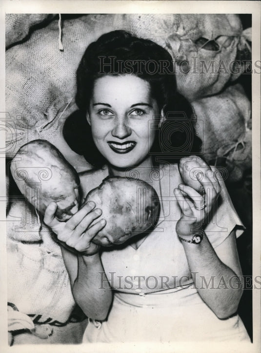 1946 Press Photo Chicago Ill. Virginia Sullivan & huge potatoes-Historic Images
