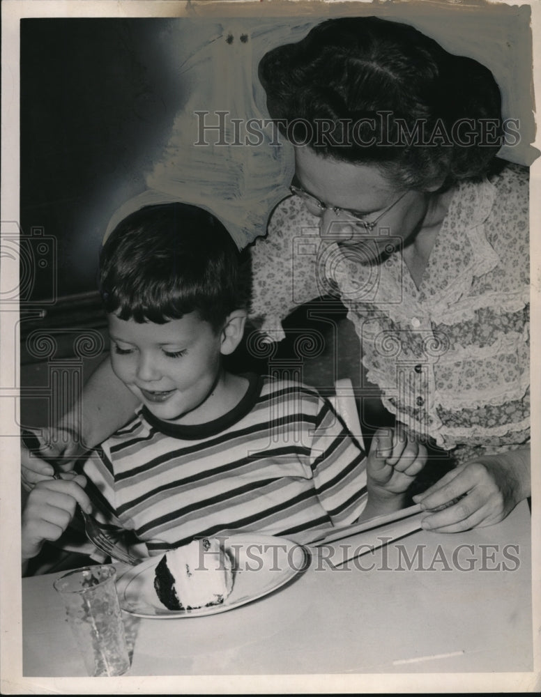 1947 Press Photo DeForest Winfield and Miss Mildred Dicke at Rutherford Hayes Sc - Historic Images