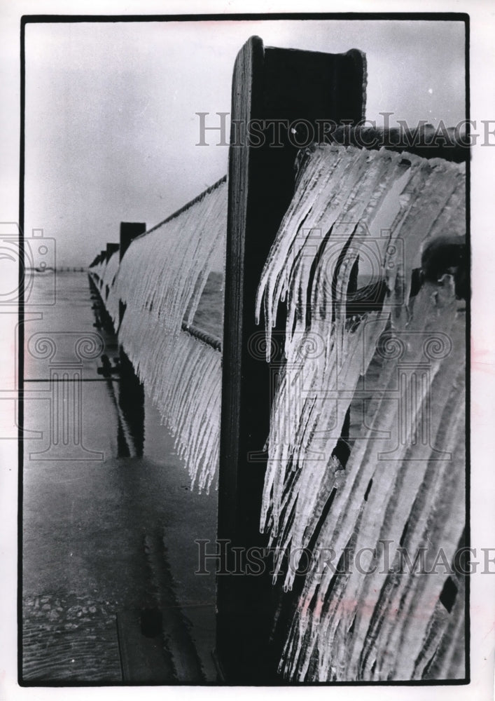 1970 Press Photo Icesicles hang from Gordon Park bridge in Ohio - Historic Images