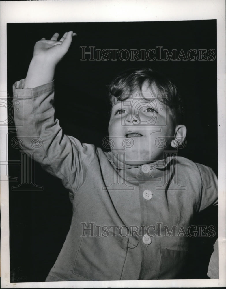 1946 Press Photo Berf Dykhuizen salutes America upon arrival - Historic Images