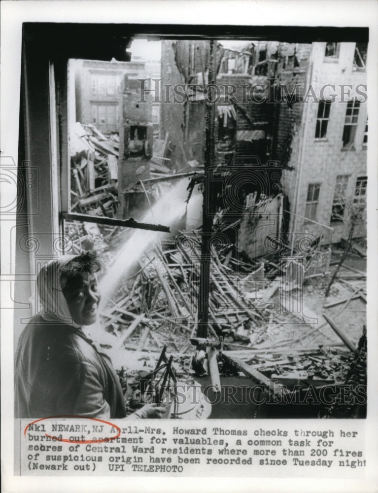 1958 Press Photo Newark NJ Mrs Howard Thomas  at burned out apartment - Historic Images