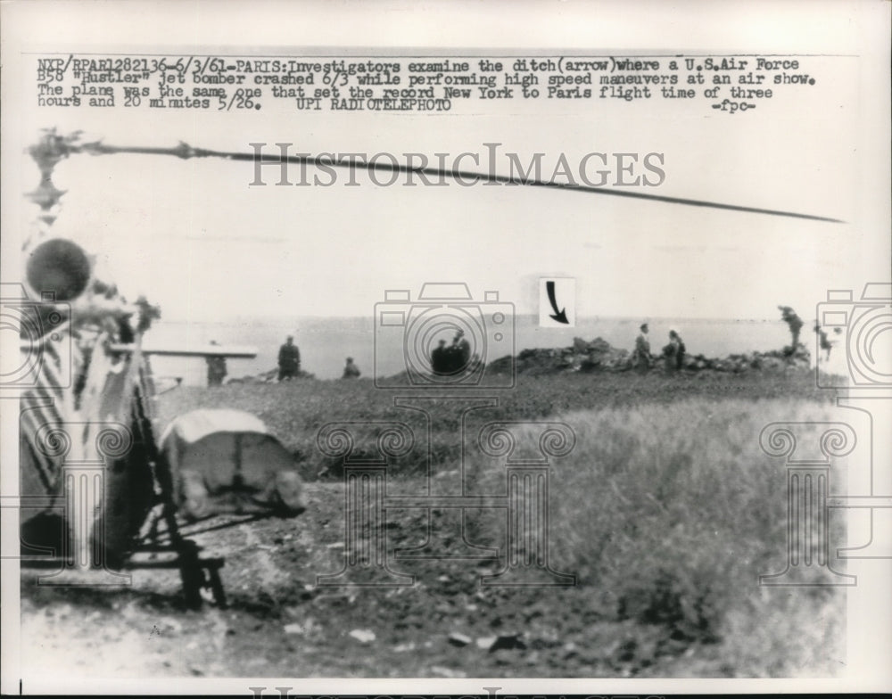 1961 Press Photo Paris  USAF bomber crash site at air show - Historic Images