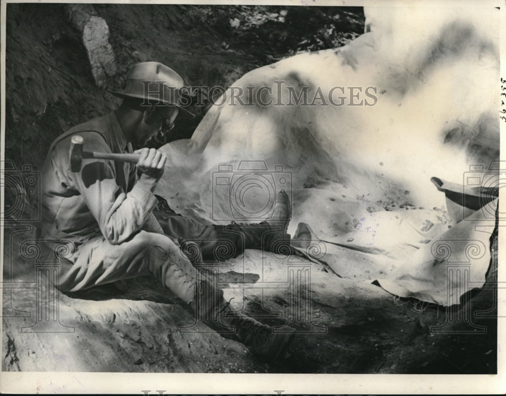 1938 Press Photo Kenneth Sanford knocking off samples of quartz - Historic Images