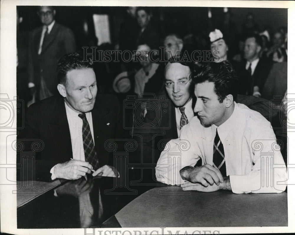 1937 Press Photo Accused Albert Dyer with Defenders Cuff and Neely in court room - Historic Images