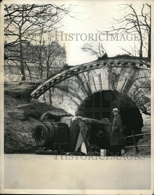 1932 Press Photo Two men riding with Florence Burgy hurt when car plunges - Historic Images