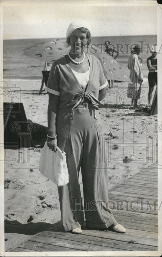 1932 Press Photo Mrs. Gail Grant at Sea Spray Beach, Palm Beach - Historic Images