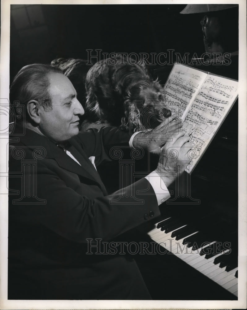 1950 Press Photo Mishel Piastro and his cocker spaniel, preparing his scores - Historic Images