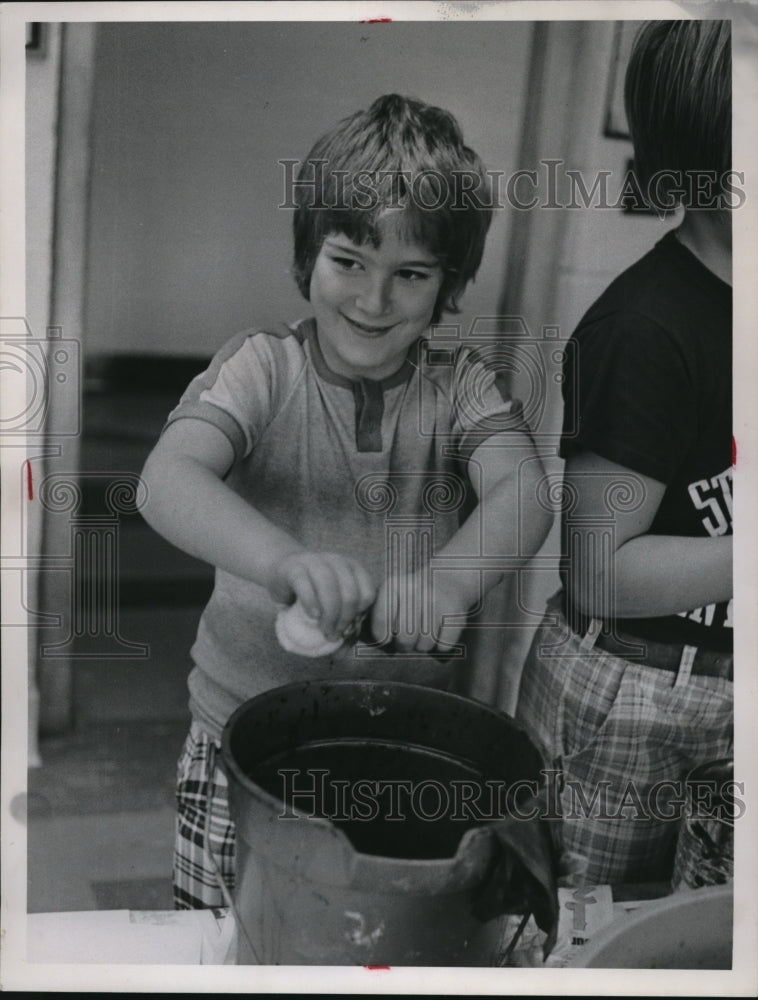 1974 Press Photo Tie Dieing Joe Nesta - Historic Images